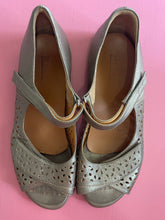 Load image into Gallery viewer, Pre-Loved Ziera Daffodil Size 43/AU11
