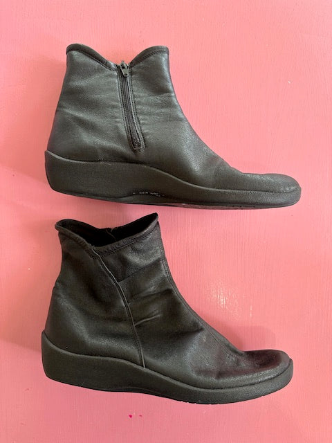 Pre-Loved Arcopedico Black Boots Size 42