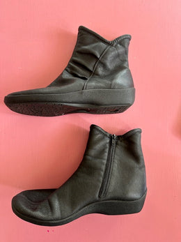 Pre-Loved Arcopedico Black Boots Size 42