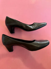 Load image into Gallery viewer, Pre-Loved Comfort Plus Black courts Size 11
