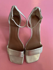 Pre-Loved Wittner Gold Sandals Size 41