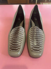 Load image into Gallery viewer, Pre-Loved Soft Flex in Taupe Size 45
