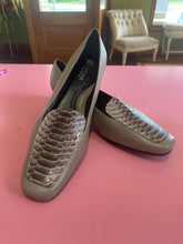 Load image into Gallery viewer, Pre-Loved Soft Flex in Taupe Size 45
