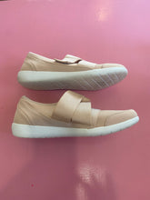 Load image into Gallery viewer, Pre-Loved Ziera Urban Pink Size 43FF
