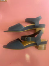 Load image into Gallery viewer, Pre-Loved Ziera Navy Sandals Size 44/AU12
