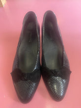 Load image into Gallery viewer, Pre-Loved Kumfs Courts Size 44XW
