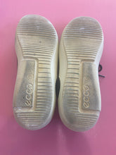 Load image into Gallery viewer, Pre-Loved Ecco Sneakers Size 42
