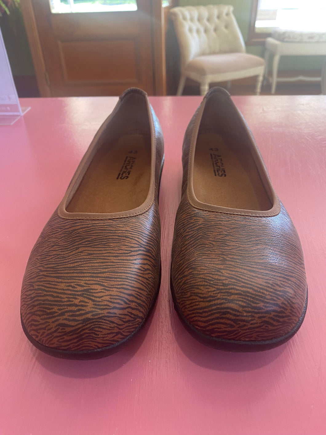 Pre-Loved Arches Flats Size 43