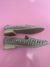 Load image into Gallery viewer, PL Midas Khaki Flats Size 41
