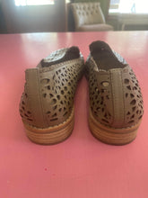 Load image into Gallery viewer, PL Midas Khaki Flats Size 41
